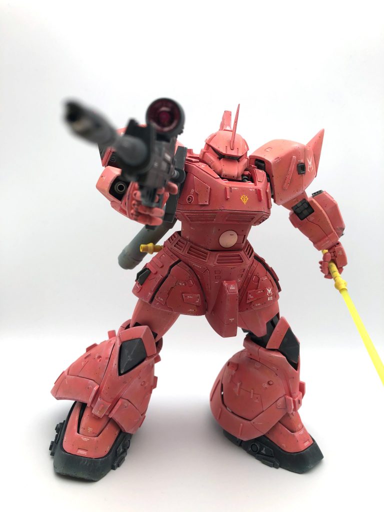 　宇宙世紀0079年9月18日、ジオン軍に衝撃が走る。特務任務を受けていた宇宙攻撃軍ファルメル隊のシャア・アズナブル少佐は、帰還時にデータにない地球連邦軍の新造戦艦を捕捉。サイド7に寄港した同艦を威力偵察した結果、地球連邦製のモビルスーツと交戦、その後、幾度もの追撃を続けるもことごとく撃退された。　数的優位からの捕獲どころか撃墜もできない地球連邦製のモビルスーツをアズナブル少佐の戦闘記録から検証した結果、MS-06と地球連邦の白いMSには明確で大きな性能差があったことを認めざるを得なかった。皮肉にもその性能はジオン軍が想定した仮想連邦製モビルスーツの性能をはるかに凌駕し、次期後継機に求める性能すら超えていたのである。