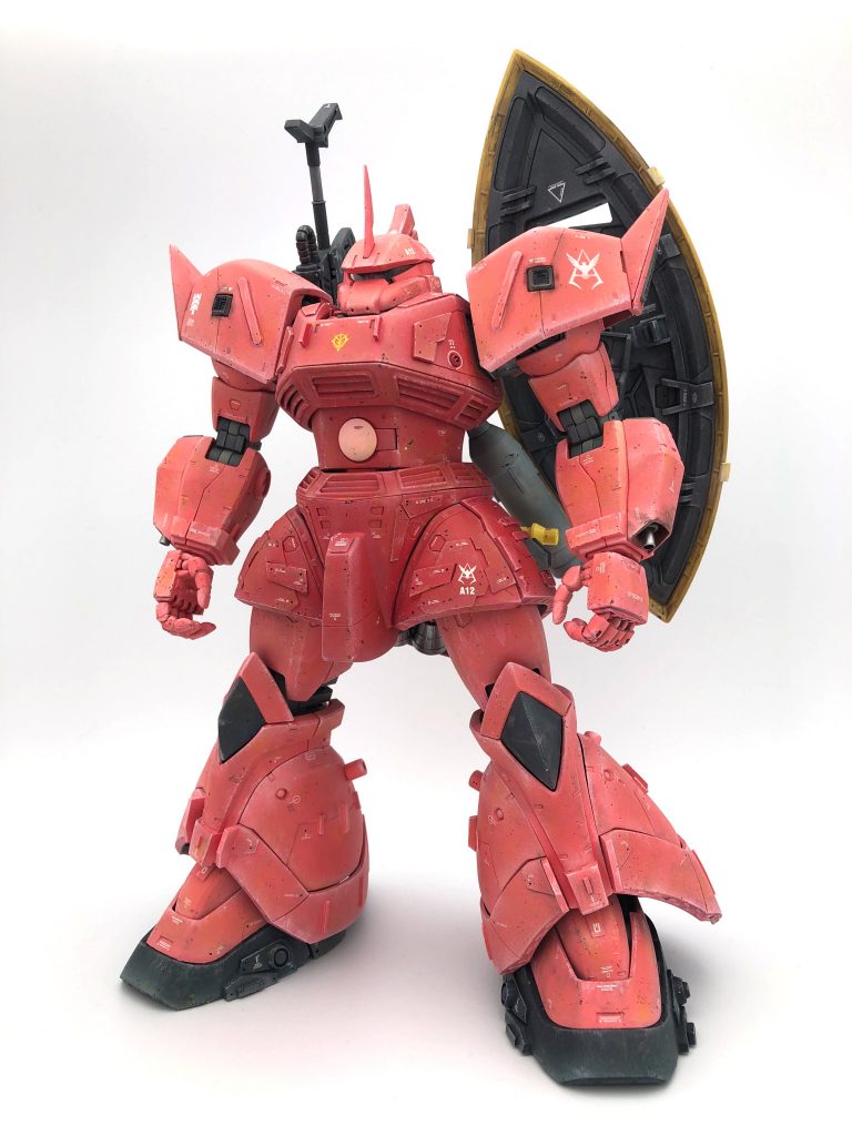 YMS-14 ゲルググ 開発経緯　MS-06シリーズの開発・運用に成功したジオン公国は、休むことなく後継機の開発に着手していた。いくつもの後継機が設計され、多くの試作機および生産型を開発したジオン軍であったが、なかなか軍の要求する性能に到達できなかった。いずれ地球連邦軍もモビルスーツを開発してくると想定していたジオン軍は、地球連邦軍がMS-06の性能をなかなか超えられないだろうと考えていたが、地球連邦軍の圧倒的物質と生産能力の前にMS-06のリードはあまり長くないのではないかという一部の見解があった。万が一にも超えてきたとしてもさらに先を行く性能のモビルスーツで対応すると考えていたため、後継機の性能には、操作追従性、運動性、機動力、火力、装甲、整備性、積載能力、拡張性、生産性、運用性能、などあらゆる面で次世代機としてのレベルを引き上げることを求めた。