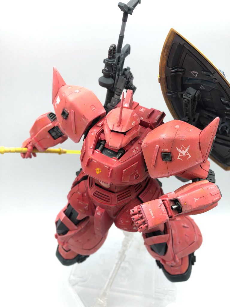 まとめ　個人的な理想のゲルググ造形はゲルググマリーネなんですが、1/100モデルがあればそれをベースにシャア専用ゲルググを作ったでしょうが、いっこうに出る気配が無いのでゲルググ2.0で作りました。　冒頭にも書いたように今までシャア専用ゲルググを作ろうとして挫折してきました。20年近く前にMGゲルググ1.0とドムをミキシングして球体関節を各所仕込んでゲルググを作ろうとしてパテ盛り盛りのバラバラでそのまま挫折。その前は1/144のマリーネのレジンキットの軸打ちと接着がうまくできず挫折しました。三度目の正直でやっとある程度納得のできるシャア専用ゲルググを完成できて感無量です。