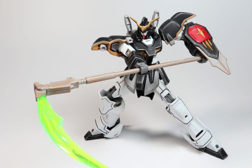 まずはデスサイズ本体から、ビームサイズで薙ぎ払うのポーズ。躍動感ってどうやったら付くんでしょう・・・難しい今回は黒地の上にはライトガンメタル、それ以外はカッパーでウェザリングして金属感を出そうとしました。多少雰囲気は出てるかな~と思っています。