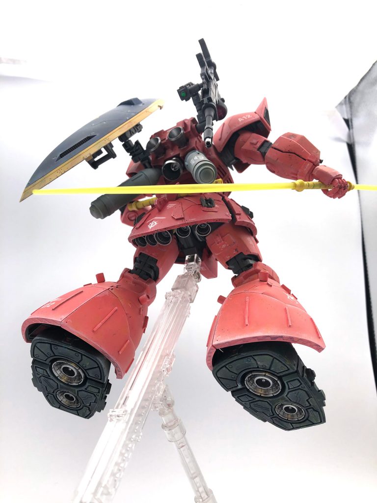 　ジオン軍の中でもエースオブエースで知られるアズナブル大佐は、連邦の白いMSと戦える性能のモビルスーツを要求し、配備されたのがこのYMS-14で、25機生産された量産試作先行機のうちの一機である。MS-14系の特徴の一つにバックパックの換装により簡易に作戦内容にあった機体仕様に変更できるという運用思想があり、YMS-14はその試験的な役割があった。　アズナブル大佐機はのちの空間戦闘特化型にあたるMS-14Jg型に採用されるバックパックの試作型が搭載されている。本機YMS-14は量産試作先行機とはいえ、その後の正式量産機であるMS-14とスペック的な差はない。