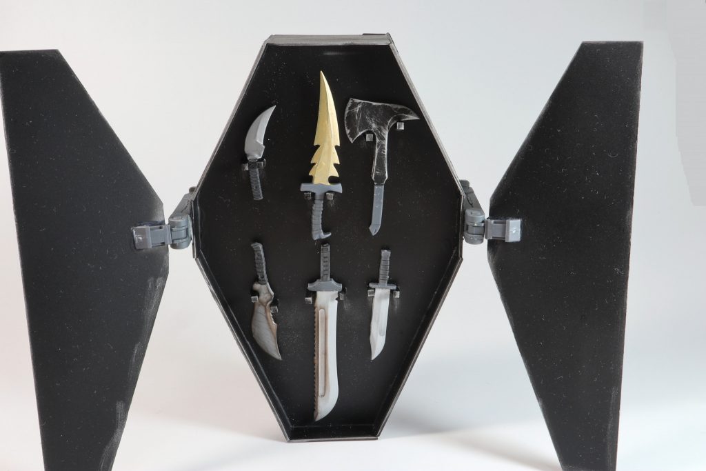 続いてウェポンコンテナの中身。棺桶は開閉式で中にナイフやトマホークなど近距離武器が満載です!銃器類を満載する事も考えたんですが、デスサイズに銃を持たせるのも無粋かと思い、さらに近距離武器をマシマシにしました。武器の格納され方がなんかショボいので、この辺のセンスをもっと磨きたいですね・・・