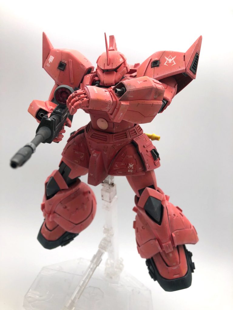 YMS-14 ゲルググ 総括　MS-14はMS-06系に変わる主力汎用モビルスーツとして開発され、その量産試作先行機であるYMS-14はエース部隊キマイラ隊に24機が配備され、各種試験や運用データの構築、装備の検証が行われてきた。1機だけジオン公国軍最高のエースパイロットと畏怖され称賛される「赤い彗星」シャア・アズナブル大佐のもとに配備されたのは、彼が短期間で機種転換ができる能力を有していたこと、部隊自体が各種新兵器のテスト任務中であったことが大きいだろう。　前線に配備されたMS-14にYMS-14で得られたデータがどこまで反映されていたかわからないが、MS-14系の性能的にはRGM-79系と同等もしくはより高性能ともいわれており、MS-14自体がもう少し早く配備されていたら歴史は変わっただろうという評価を戦後に受けている。