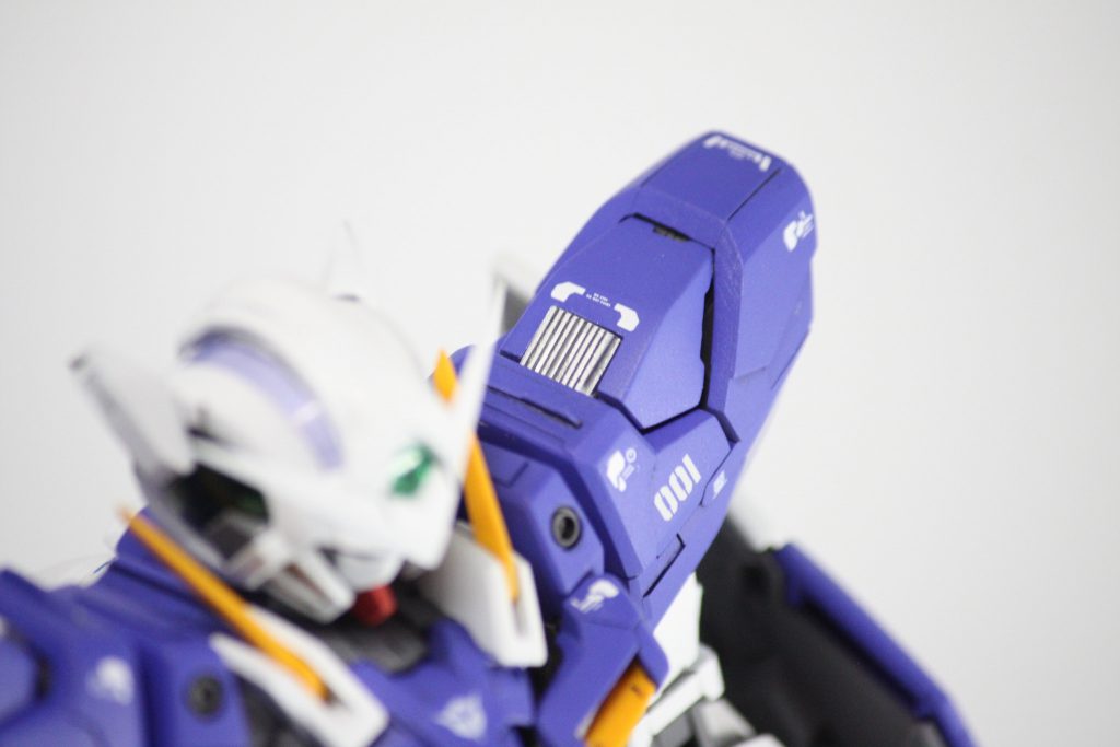 肩や脚にはヒートシンクを自作し埋め込んでいます。