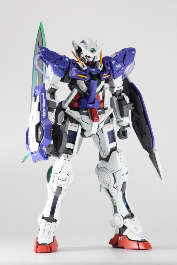 トリコロールがおもちゃっぽくならないように全体的に赤に寄せています。