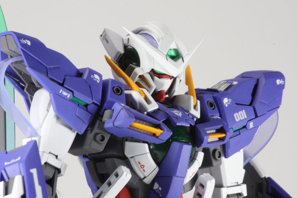 上半身を中心にプラ板で段差を作ったり、市販パーツを埋め込んだりしてディテールアップしています。肩はエッチングソーで分割して情報量を増やしました。