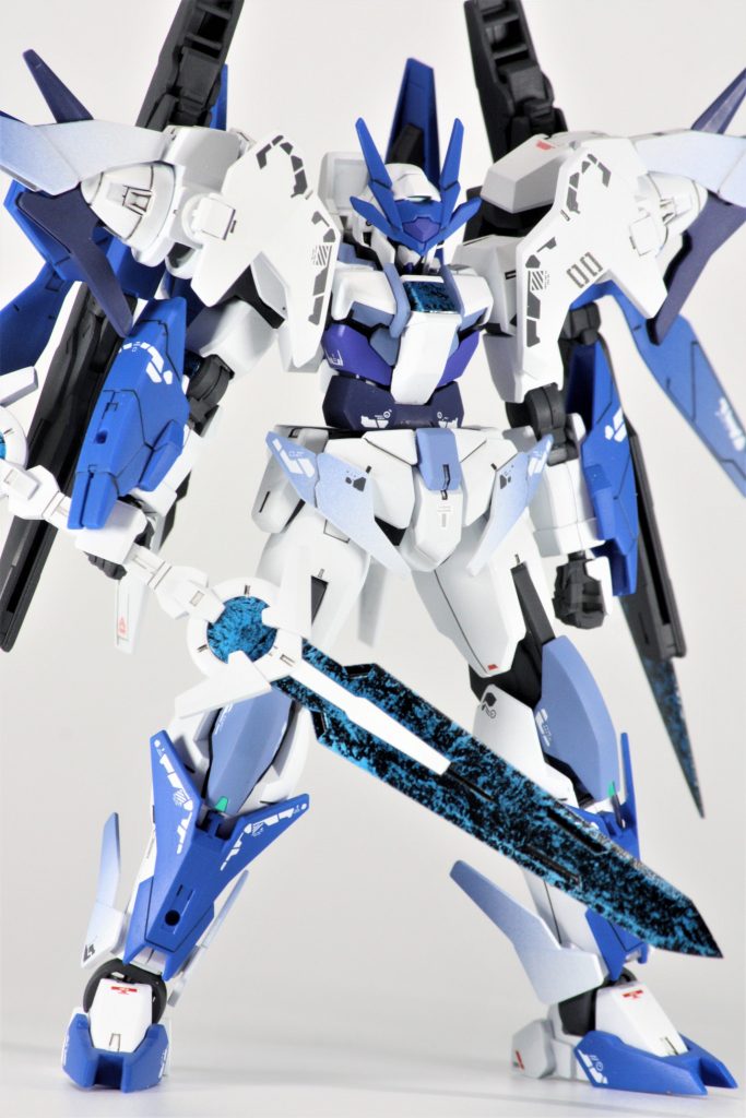 肩前部装甲の接続軸が丸見えだったのでプラ板で蓋をしています。