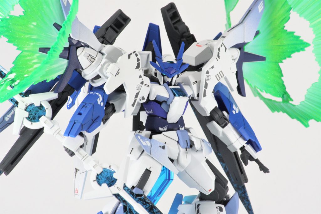 単調にならないように青は4色ほど使っています。