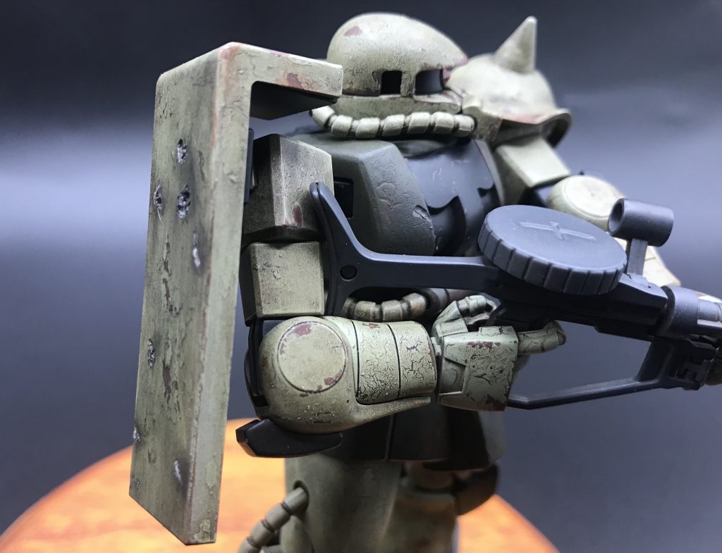 ケープ剥がしとウェザリングは以下の流れでやりました。■剥がしサフEvoのオキサイドレッド→ケープ→塩(台所にあったものをこっそり借用)→タミヤアクリル→筆や爪楊枝で剥がしたいところをこする!最初は水性ホビーカラーでやったのですが、塗料がうまく乗らず、結局タミヤアクリルにてやりました。水で薄めるなど色々記載はありましたが、私は無希釈でエアブラシにて吹いてちょうどいい感じでした。(湿気とかもあるのかもしれません・・・)ちなみに塩をまぶしたら、なるべく早く塗装するのをお勧めします・・・私は1日置いていざやろうとしたら塩が水吸って全体に水滴が浮かんでいました(笑)■ウェザリングウェザリングマスター(グランドブラウン)で全体ウォッシング→ガイアエナメルの赤さびで軽く剥がれ部分を塗装し、ぼかす。