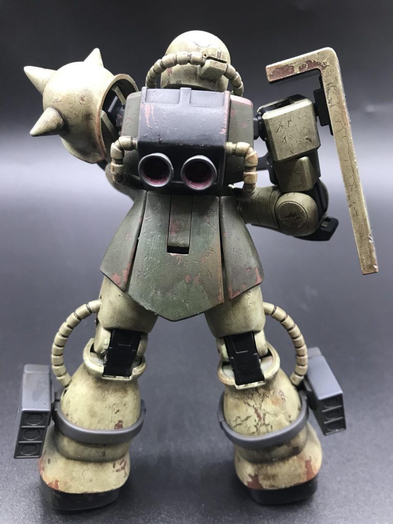 背面。このキットのザクはバーニアがないのでバーニアだけ追加してます。