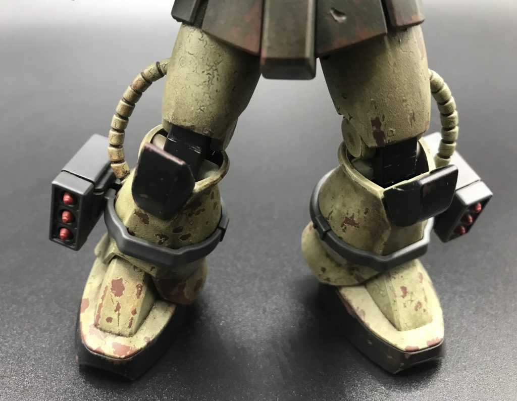 足元。だいぶ塗装が剥げている・・・というより予期せぬ剥がれが多々発生しましたがこれが剥がしの醍醐味と気にせずやりました!中々奥が深いのでまた練習して試したいですね。最後に塗装レシピ下地:サフEvoオキサイドレッド(G)塗装:薄緑:スカイ(タミヤアクリル)濃緑:フィールドグレイ(タミヤアクリル)黒:フラッドブラック80%+ホワイト20%(タミヤアクリル)武器:FS3611(ファレホ)バーニア:ガンメタル(ファレホ)