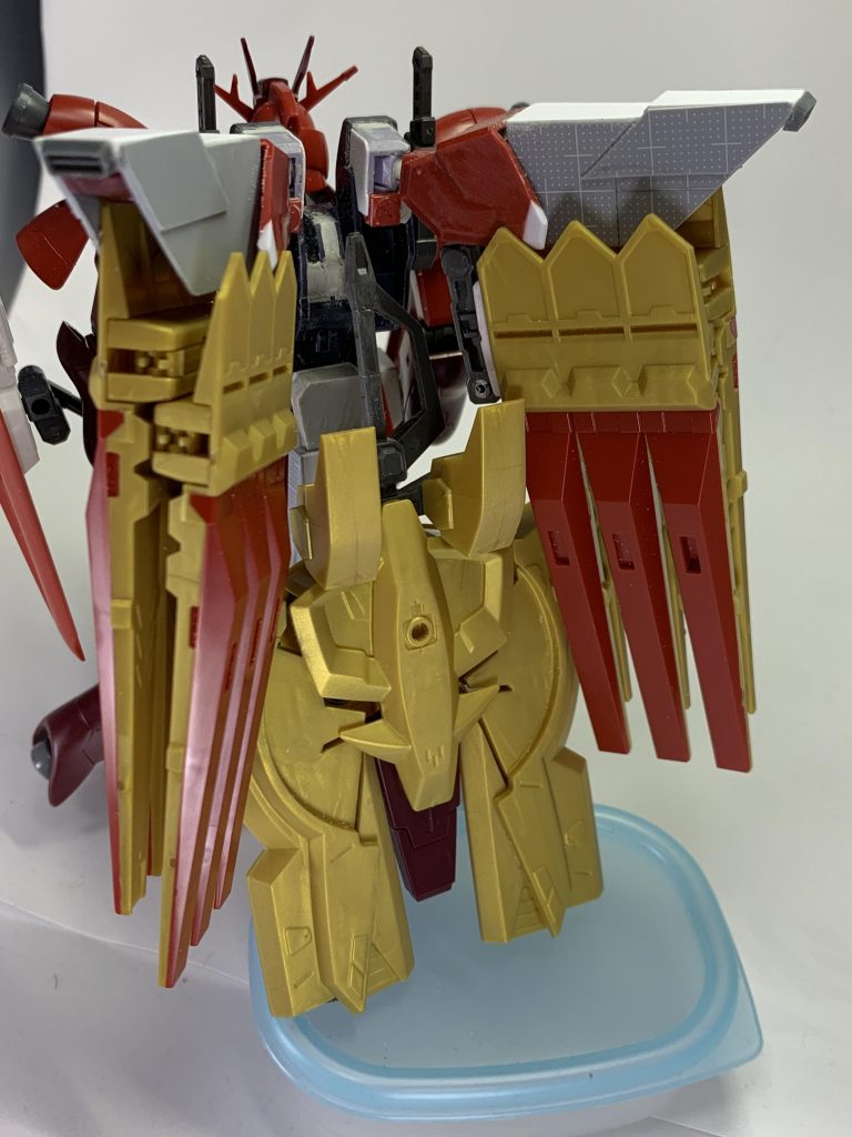 ファンネル取り付けユニットはνガンダムの肩アーマーを使ってます。
