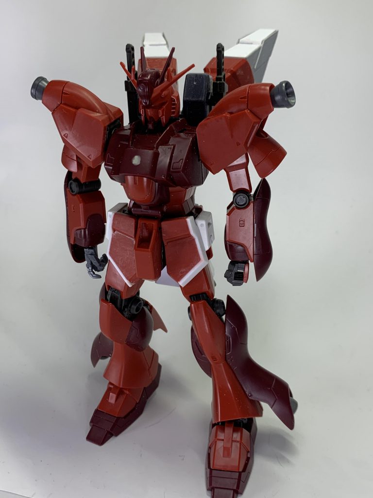 フロントスカートを幅増しして、肩と脚部のバーニアを大型のものに交換。サイドアーマーをジャンク品に置き換え。