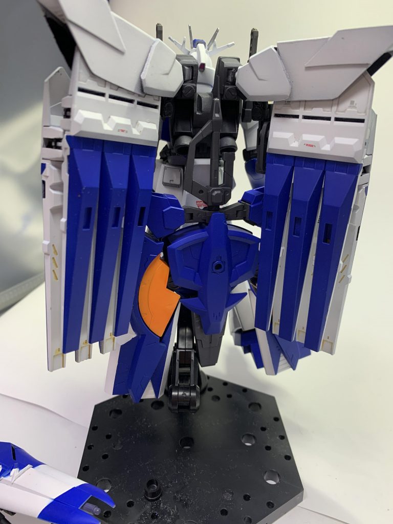 ファンネルとジオニックソードの取り付けを変更。そのためのパーツを作ってみました。ファンネルとジオニックソードが重すぎて自立しません。