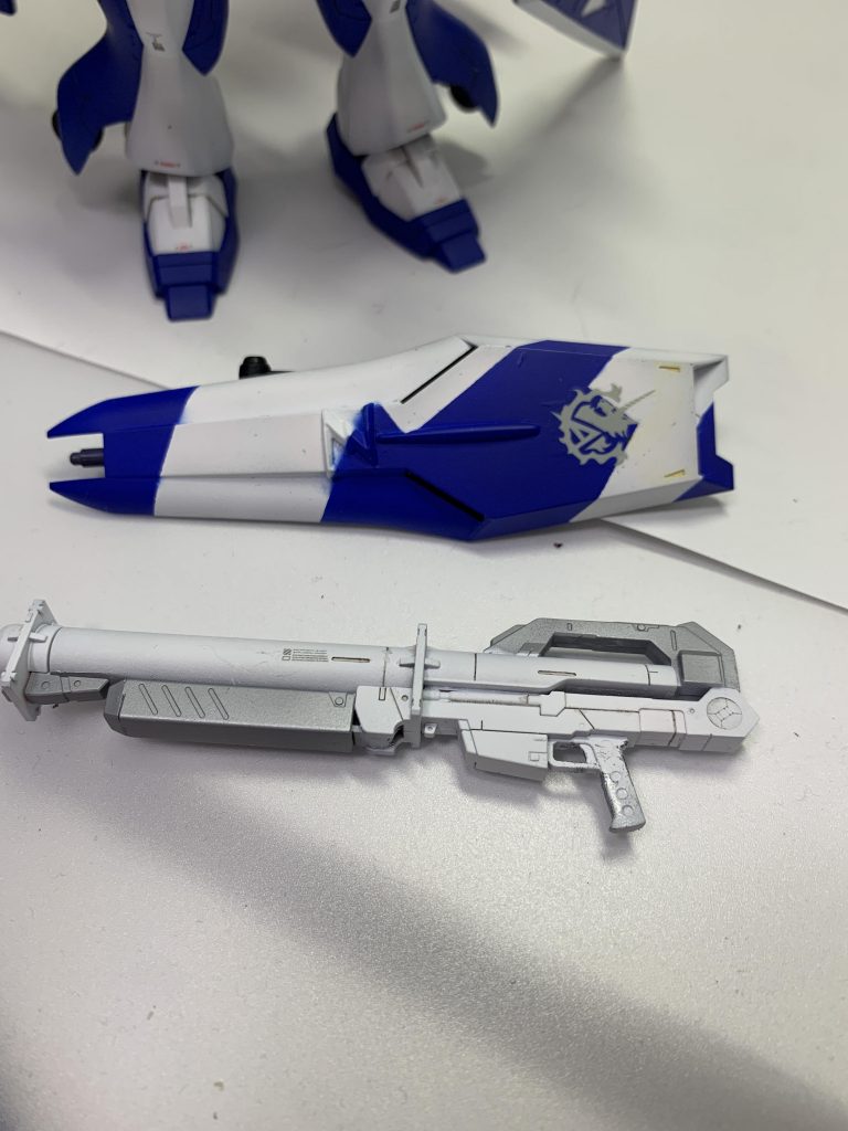 胸のZのエンブレムは、シールドに移植。シールド裏面はパーツがないので自作しました。νガンダムのバズーカとビームライフルの一部が余剰パーツとしてあったので、無理矢理くっつけました。