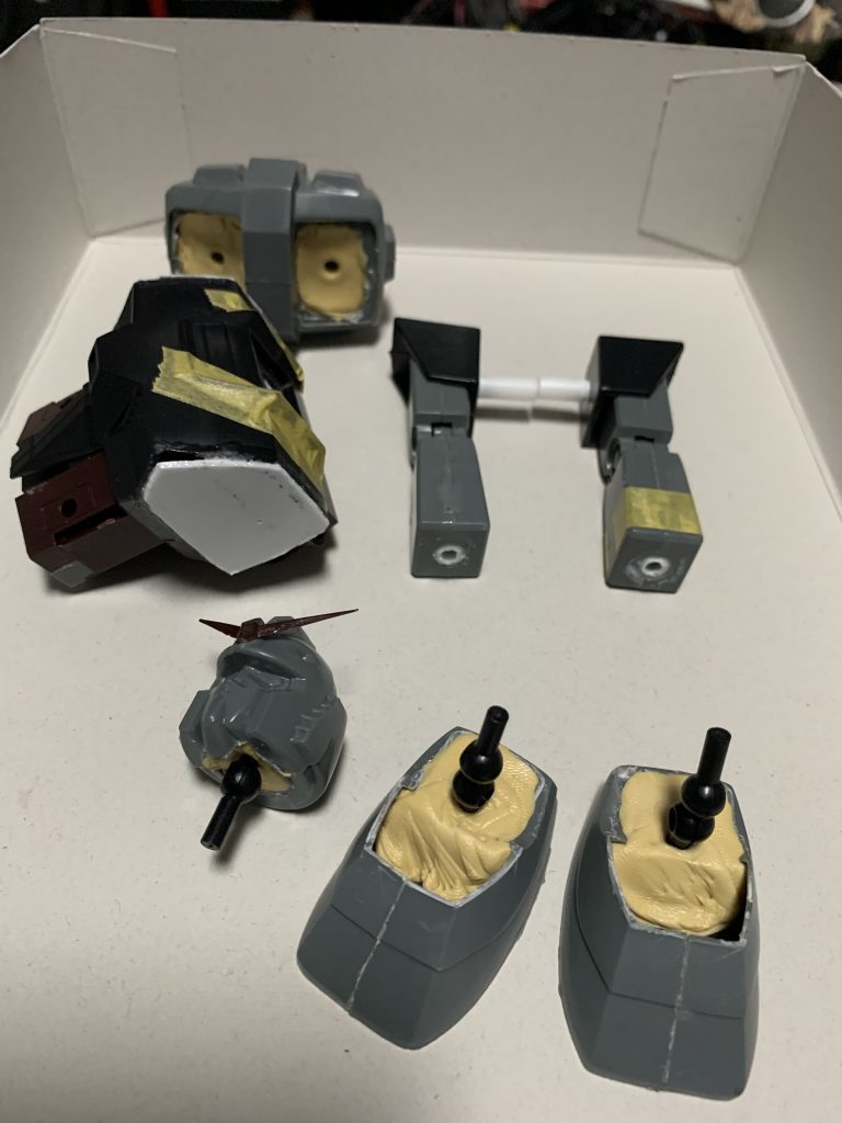 このように分割して関節を仕込みました。首は元々左右の回転が可能でしたが、ボールジョイントに変更しました。足パーツはデザインナイフで切り込みを入れた上で、エナメル系薄め液を流し込んでもぎってやると比較的綺麗に分割できます。