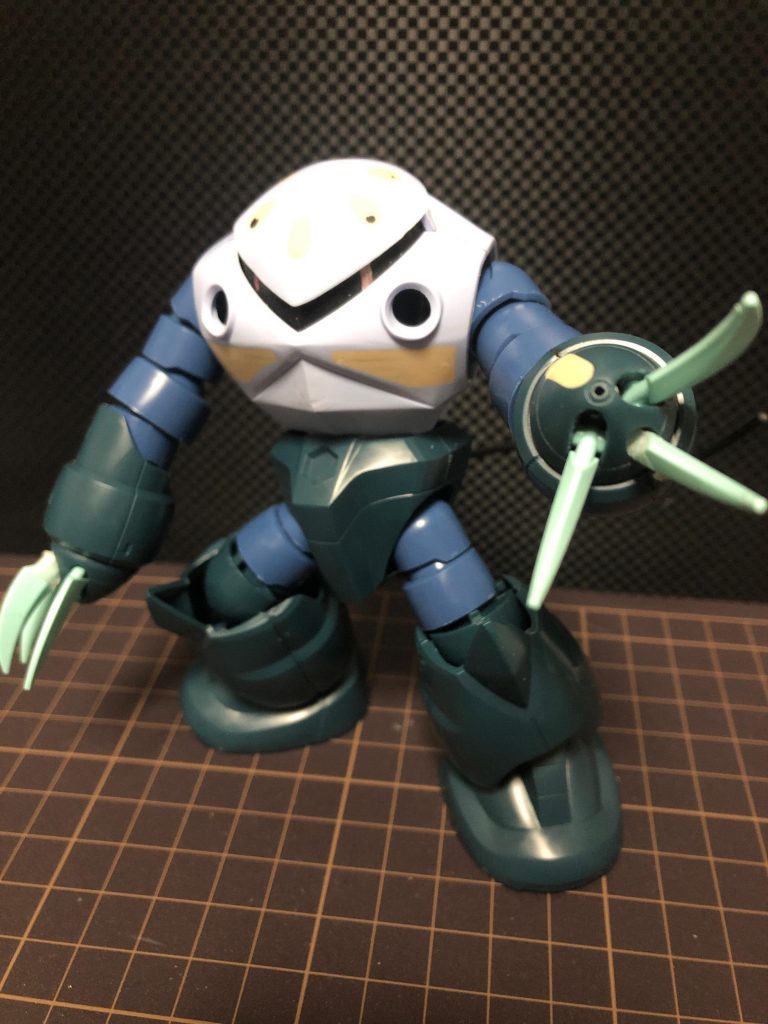 エポパテで穴埋めをした状態エポパテを使用したのは、頭部や胸、それと手となっています。胸?の六角形はUVレジンで消しました