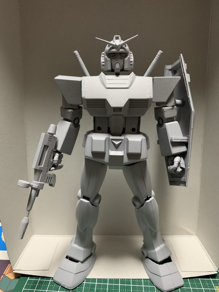 サフを吹いた状態。このままG-３ガンダムって事にしてしまおうかと思いましたｗ他の旧キットとかも手に入れたら改造してみたいところですね。しかしこのキットは昔のキットであるにも関わらず、コアファイターの変形＆内蔵を再現しており、まだ今ほどの技術がなかった当時としてはかなり頑張ったんだろうなぁ～と思います。しかし技術的な限界でコアファイターがむき出しになってしまうのは避けられなかったのでしょう。でもそれが旧１／１００ガンダムの個性であり良さだと思うので、今回はコアファイターを隠したり無くして腰の可動部を作るのではなく、あえてそのまま残して旧キットの良さを残しつつ制作する事にしたのです。