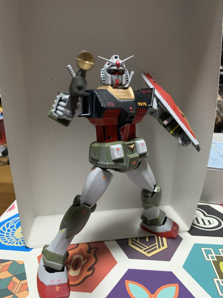 元の棒立ちスタイルからはかなり動くようになりました。肘膝関節はそのままなので限界はありますが。二の腕の回転軸のおかげでポーズ幅は広がったと思います。