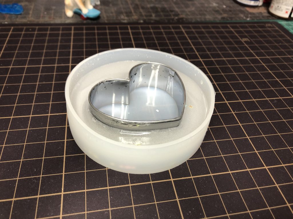 浮き輪にのせたいなーとずっと思考してみたのですが、けっきょくいい案は浮かばずレジン液で作ってみることとしました。ハートの穴にしたのは気分です!