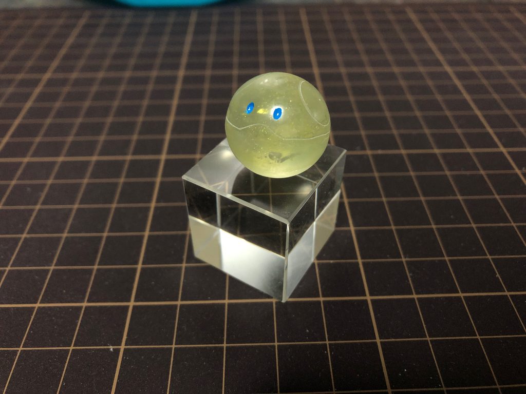 ガンダムっぽさが少ないかなーと思い。UVレジンで半球を組み合わせてハロをつくってみました黄色はプライマリーメタリックイエローをほんの少しまぜでいるのでキラキラ実はしています ここまでご覧いただきありがとうございました!かわいらしさと夏っぽさはが少しでも伝わっていればと思います!