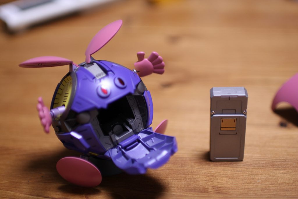 ガワ（？）を剥がすと内部メカがむき出しになります。口の中にはバッテリーが。