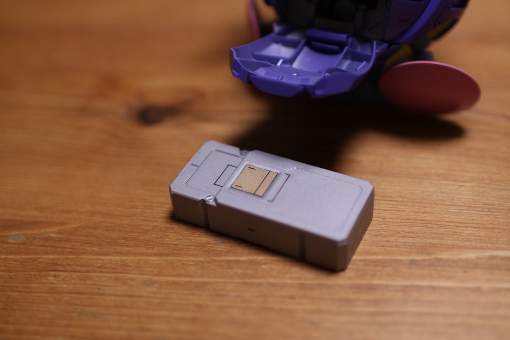 もともとパープルでしたが、より電池っぽさを出すためにシルバーに変更。ハロをさらにデフォルメしたような模様は金色に塗り分けて、電池の接点みたいにしてみました。