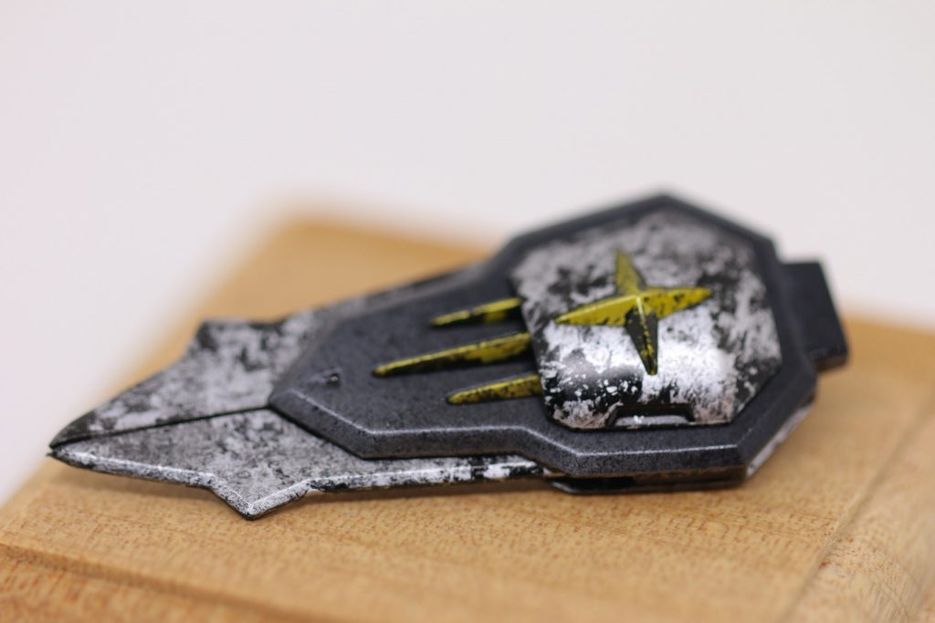 【武装】 こちらはデスサイズにもともと付属していた武装です。刃の部分はシャープ化し、全体的にラップ塗装後、エンブレムはイエロー、他はシックにベースカラーで仕上げました。 ですが、イエローに関してはもう少しトーンを下げてもよかったかもしれません。アクセントにはなっていますが、強調しすぎかも。