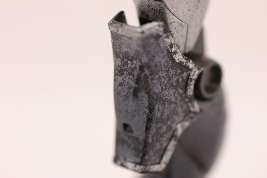 【ラップ塗装】 膝パーツをアップにしてみると、ラップ塗装の細部が見えてきます。どうでしょうか。 こちらはマスキングをしていますが、基本的にはシルバーベースになり、その上にクリアカラーを塗ります。 以前、ネットで中世の騎士の鎧を見た際、ガンプラに活かすと、きっとかっこいいと思いつつ、なかなか着手できずにいました。ですが、ラップ塗装をベースに作成することで、反省点ももちろん多いですが、なんとか完成に至りました。