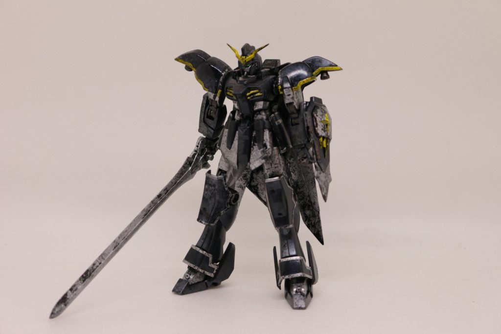 【全体像】 最後に全身のフォルムです。特徴的な肩アーマーが強すぎるせいで、そこばかりに目が行きがちですが、存在感のある剣がバランスをとってくれています。 こうしてみると「クラウン」というよりは「ナイト」ともとれる外観の形状をしていることに気づかされました。キットとしては優秀ですが、手の入れどころも多々残されており、非常プレイバリューの高いアイテムだと思います。★こちらは完成編動画になります。よろしければチャンネル登録お願いします★https://www.youtube.com/watch?v=MDAP8Dtgedk