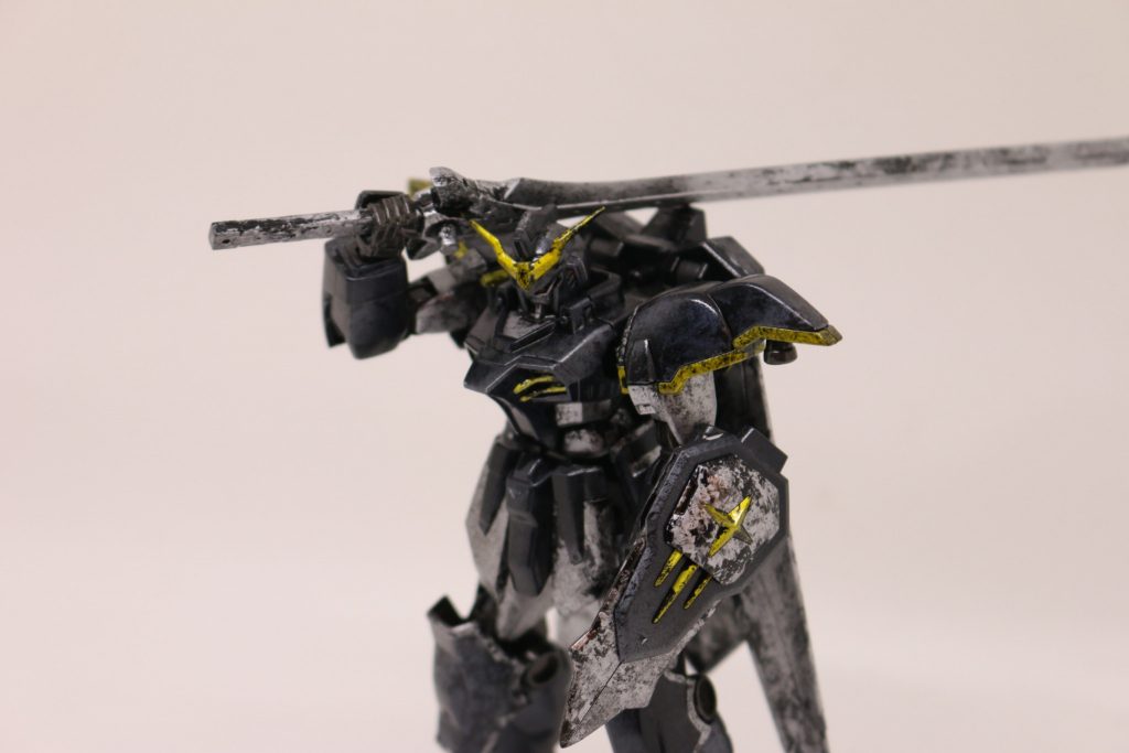 【半俯瞰】 全体のカラーリングから。 まず、イメージカラーである「黒」はそのままに、塗装方法を【ラップ塗装】で制作しています。 1)下地をサフ 2)ベースにブラック 3)シルバーでラップ塗装 この3ステップで全体をラップ塗装し、カラーをつける部分は【クリアブラック】【スモークグレー】【クリアイエロー】で重ね吹きしています。