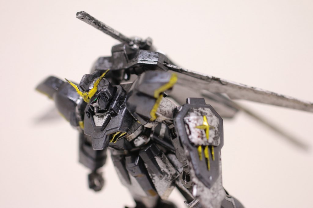 【飛行携帯】 マントは展開させることができますので、広げるとインパクトがあります。今回はリアルタイプのガンダムという事で、クロスボーンGのABCマントのような繊維質ではなく、あくまで機械的な外観のものを選んだので、なかなかいい感じではないでしょうか。 ですが、アクションベース用の穴が微妙にサイズが合わず、ふにゃふにゃ。ここはもうちょっとどうにかならんかったのですかね。 というか、他にも作りが甘いところのあるキットです。合わせ目、ディティール、フォルム。満点とは言えないですので、しっかり作りたい方にとっては、改造必須でしょう。