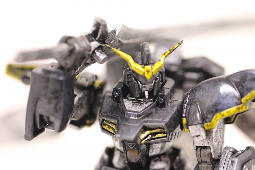 大剣を構えてみました。 肩に担ぐポーズが様になります(^^ カラーリングに話を戻すと、当初、銀の部分とブラックの部分のみにしようかと思っていたのですが、やはりガンダムという事で、イエローの部分のみクリアーイエローで塗装することにしました。 結果的にはこれでよかったです。黒と白のみですと、たしかに「騎士」っぽいリアリティはありますが、「ガンダム」というアイデンティティがなくなります。