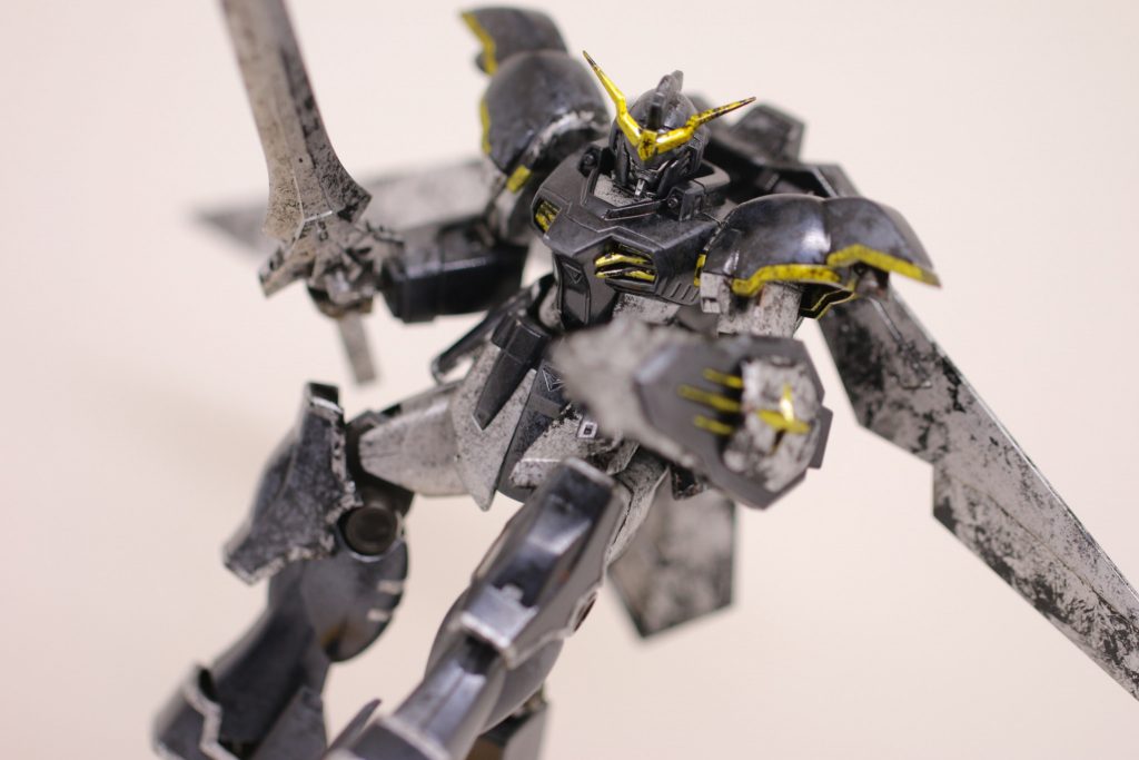 【オプションパーツ追加】 テーマの一つである「騎士ガンダム風」という点は、オプションパーツの追加でポイントを作っていきます。1)武器を大鎌から大剣に変更2)バックパックをマントで覆う この2点をオプションパーツから流用し、同じくラップ塗装を施しました。とりわけ「大剣」はサイズも大きく、大鎌と同様に迫力のあるアイテムでした。