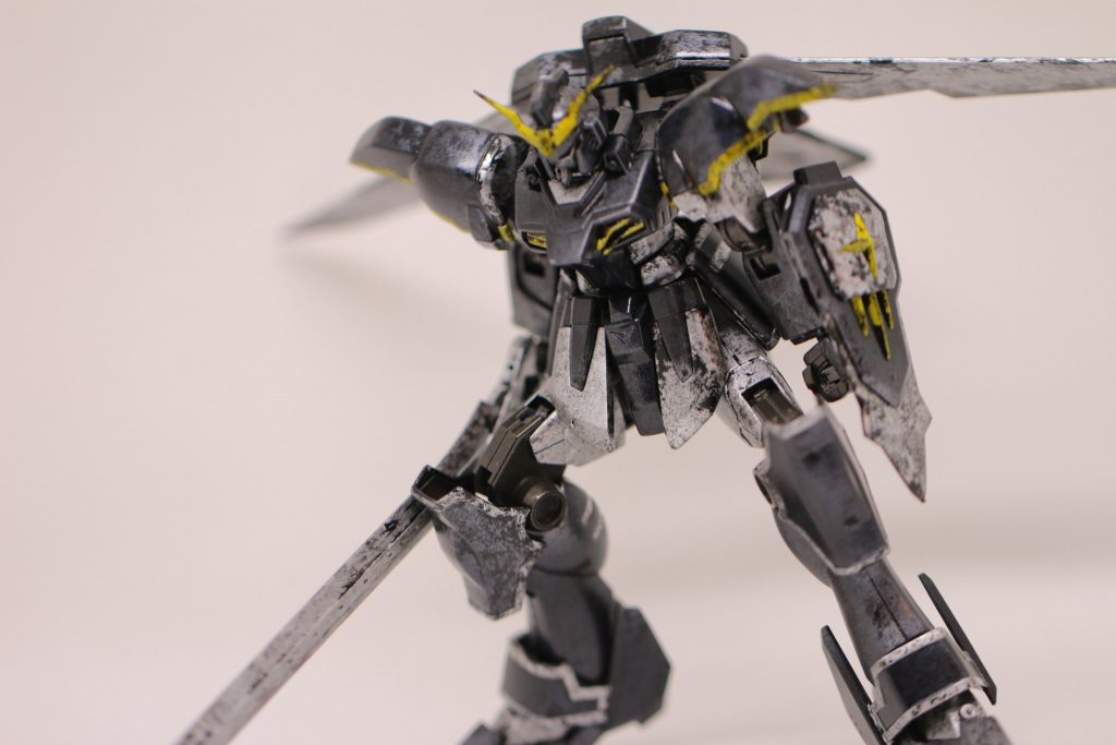 変なポーズにしちゃいましたが、飛び立つ寸前というイメージですw 左腕のシールドはキットのものを使用しました。赤が使われていたのですが、使用せず。 ほかにも、脚部の色調は変えています。下半身は白が多いキットでしたが、黒を増やし、全体的な引き締めを図っています。