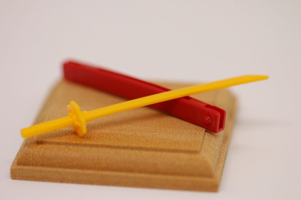 【シャープ化】 基本加工として、【刀の先端】及び【くないの先端】をシャープ化しています。SDキットはどうしてもフォルムが丸みを帯びがちなので、こういった加工はポイント的に効果を発揮します。 「本物感」が増すということですね。