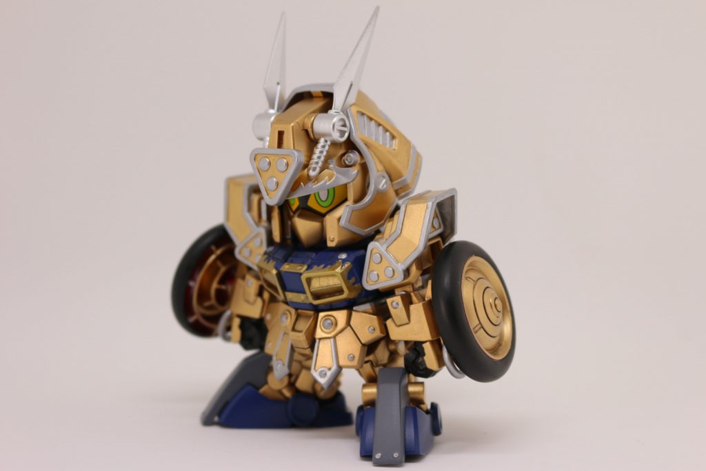 【全体像】 まずは巣立ちから。軽装モードは省きますが、元は金の部分が全部赤になっておりましたので、ホビーさんのゴールドで塗装。それに伴い、鎧の縁等の黒い箇所はシルバーで部分塗装しました。 最近のSDは、昔のBBと違いスタイルがいいですね!なんというか、SDであり、SDでない、みたいなw