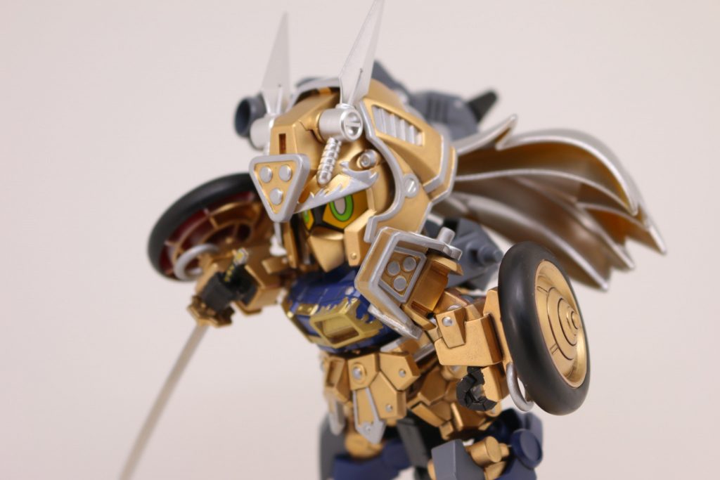 武装を着装。 バズーカと刀【紅葵】が付属しており、武者でありながらもSDガンダムらしさを損なわないデザインです。ガンダム系にはめずらしく【髪】パーツも付属していますので、そちらはシャインシルバーで塗りました。