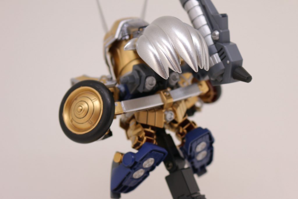 【バックショット】 背中側から見ると、脚部の肉抜きが目立ちます。 この辺もSDの弊害で、大き目の厚みがある部品は、対外肉抜き。パテで埋めようかとも考えたんですが、今回は省略しました。