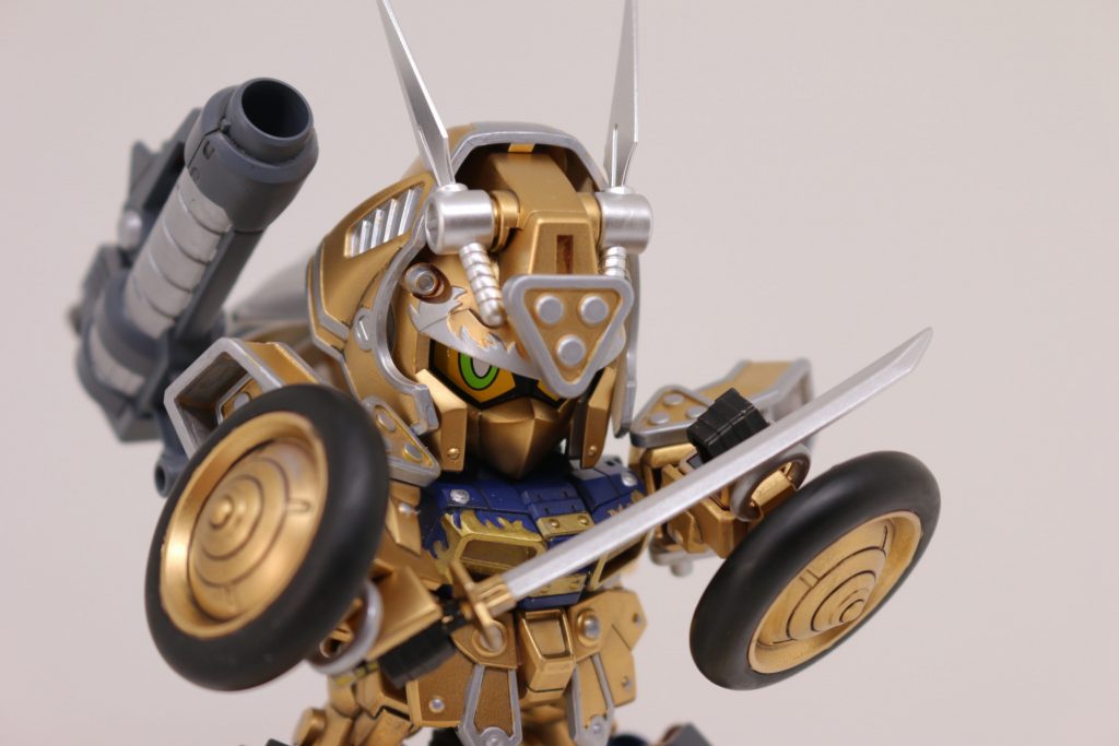 反対側から。 シールは目の部分のみのしようとしています。SD系のキットはシールが多いのが特徴ですが、このキットも例にもれずホイルシールが多め。等身の低いモデルの泣き所ですね。