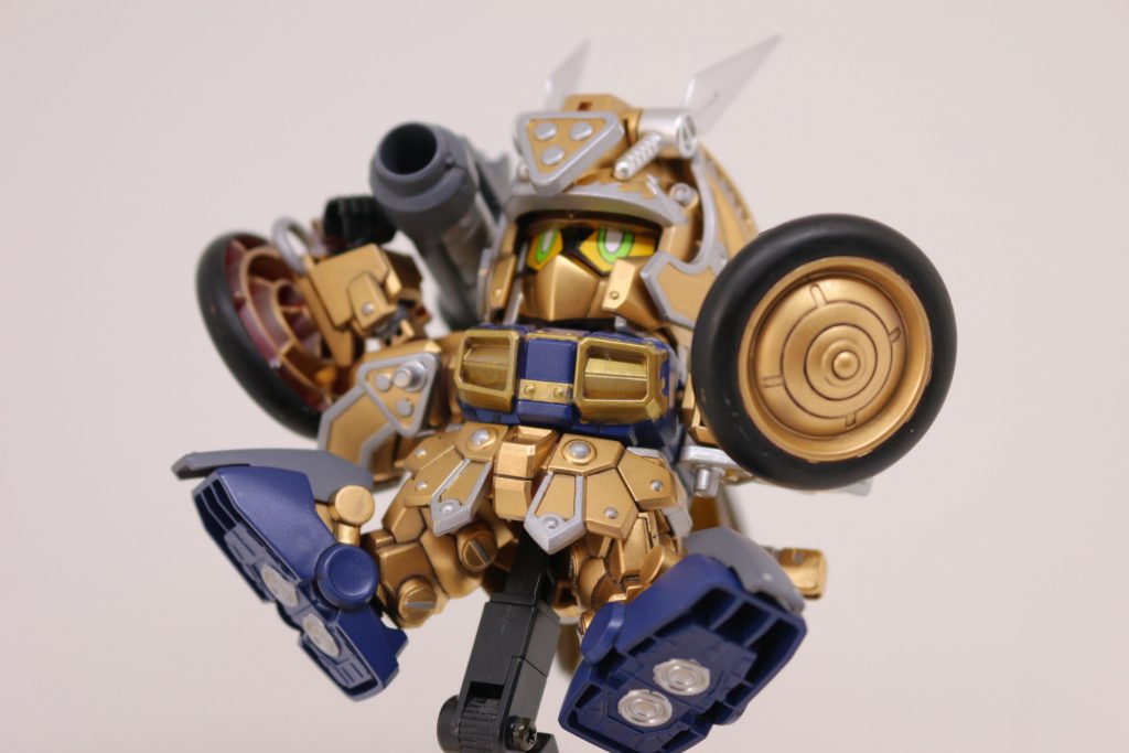 バズーカを構えて。 足裏も一応塗分けてはいます。こちらも肉抜きがひどいです。バーニアだけをシルバーに塗っていますが、これだけでも寂しさがまぎれますよ。でも、汚くてすみません・・( ;∀;)