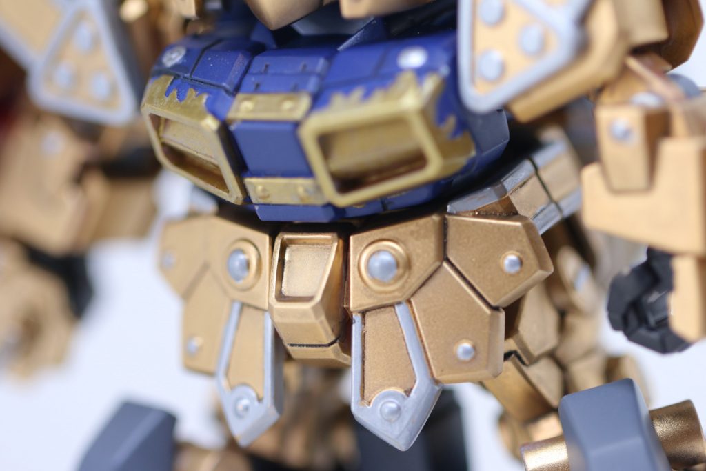 【ボディパーツ】 塗装に関して。 先ほど申し上げました「百式カラー」である金色をベースにしていますが、セカンドカラーとして【ティターンズブルー】を胸部とスリッパに使用しています。 こちらはMr.ホビーさんが出された公式塗料を使用していますので、いい色になっています。 また、部分塗装もシルバーとブラックのエナメルでしております。