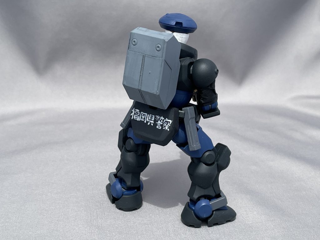 福岡県警バージョンです.デカールはもちろん無く筆で手書きなのでヨレヨレですが.背中のバックパックはグリモアの物をプラバンで大きめに作り直しました.中には多分車両の通行止め器具などが入っています.腰のは多分電磁警棒かな.