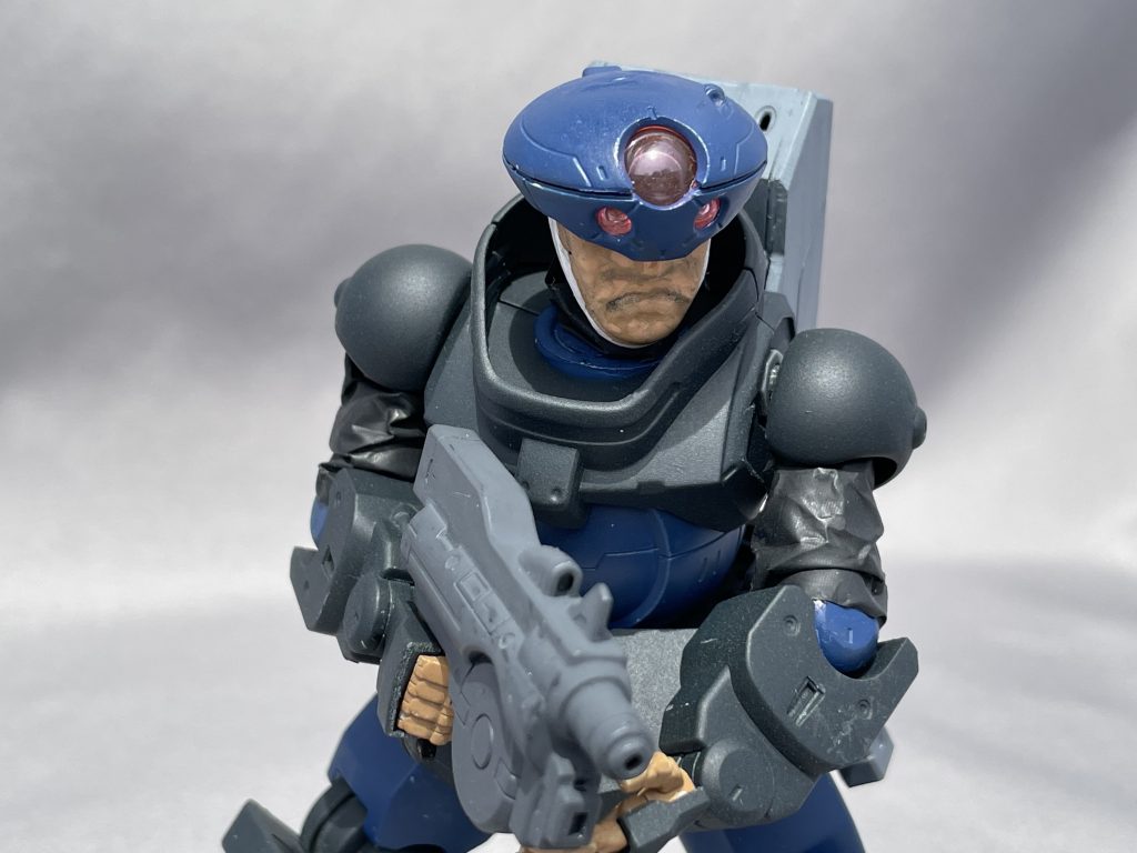 オジサンの顔はエポパテでスクラッチしています.元の首の関節は移植しているので動きます.