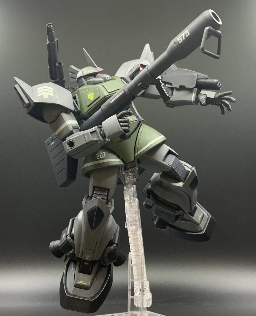 ソロモン戦において、連邦軍のビーム攪乱膜の戦術的投入が確認されたので、ア・バオア・クー防衛戦時はビーム兵器を扱えるゲルググも対策としてジャイアントバズを携行させたと考えました。連邦軍のMSもビーム兵器が主体なので、ビーム攪乱膜は戦闘区域に常時散布するのではなく、MS部隊の突撃肉薄時に中~長距離からのジオン軍艦船の艦砲射撃や砲台のメガ粒子砲撃の脅威を軽減させる為に使用されたと考えます。真空中でどうやって攪乱膜が拡散していくかはよく分かりませんが、両軍のMS部隊が衝突し、MS同士のドッグファイトが始まっても暫くは攪乱膜の効果が残っていたと思います。なので、MS戦の序盤はビーム兵器が十分な性能を発揮できなかった為ジャイバズと腕部グレネードランチャーで凌ぎ、攪乱膜が晴れた頃にジャイバズを投棄、バックパックに携えていた強化型ビームライフルを抜いて戦ったと考えました。