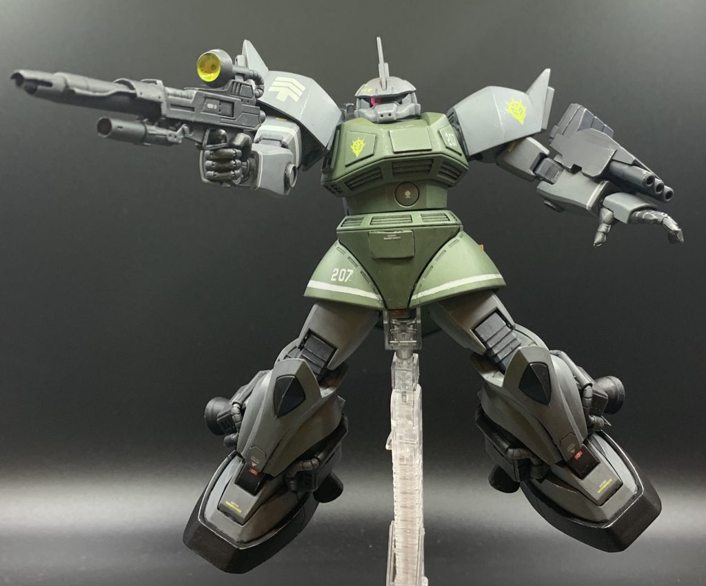 パネル貼ってもまだちょっと物足りなかったので、賑やかしでスカートと右二の腕、手首部にラインマークも入れました。ラインはスカートと二の腕はマスキング塗装、手首はラインデカールです。モノアイはクリアパーツ化しようとも思ったのですが、ザクと違ってほぼ見えないので、メタリックシールを貼るのみの手抜きで終わりにしました。ブレードアンテナは削り込んでシャープにしました。