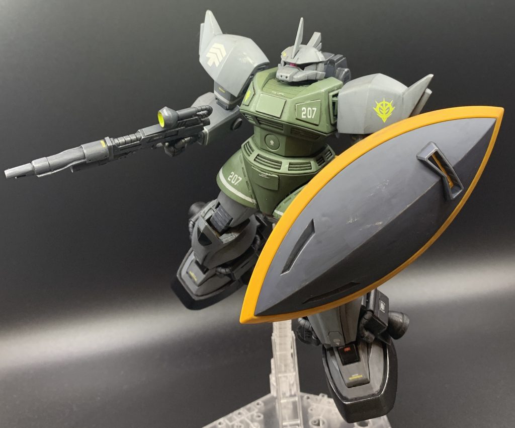 戦争終盤ジオンは練度の高いパイロットが不足し、ゲルググに搭乗していたパイロットは未熟な操縦技術の新兵ばかりだった、というのが通説です。しかし中にはガトーのようなエースパイロットも搭乗していたので、高性能だが扱いが難しい本機もエース級が乗っていたと考えました。なのでベース機体はA型ではなく指揮官型のS型という設定とし、階級は大尉としました。既にア・バオア・クーに配備されていたS型を、要塞内部の工廠で換装したという設定です。おでこの撃墜マークは何も考えず適当に貼りましたが、数的にMSだと少ないので沈めた艦船の数ということにしておきましょう。