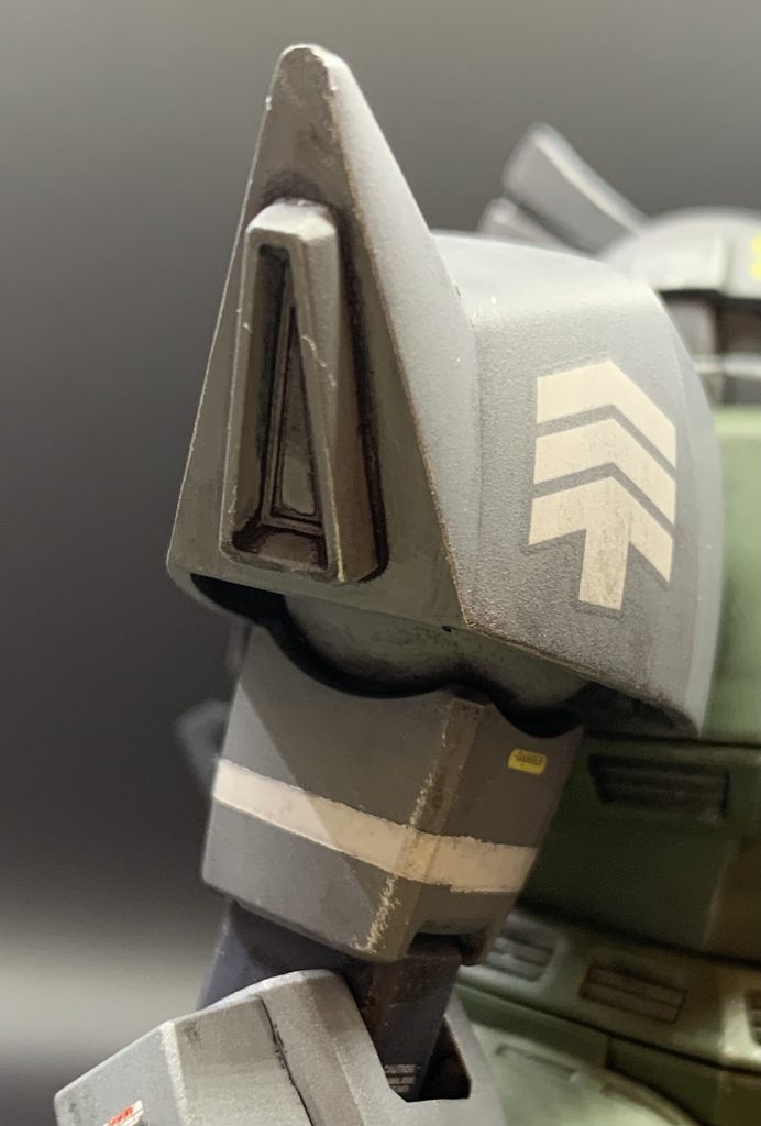 改造キット使用の他、簡単ですがディテールアップも施しました。肩アーマー側面にHGUCゲルググJから剥奪したダクトを取り付けました。