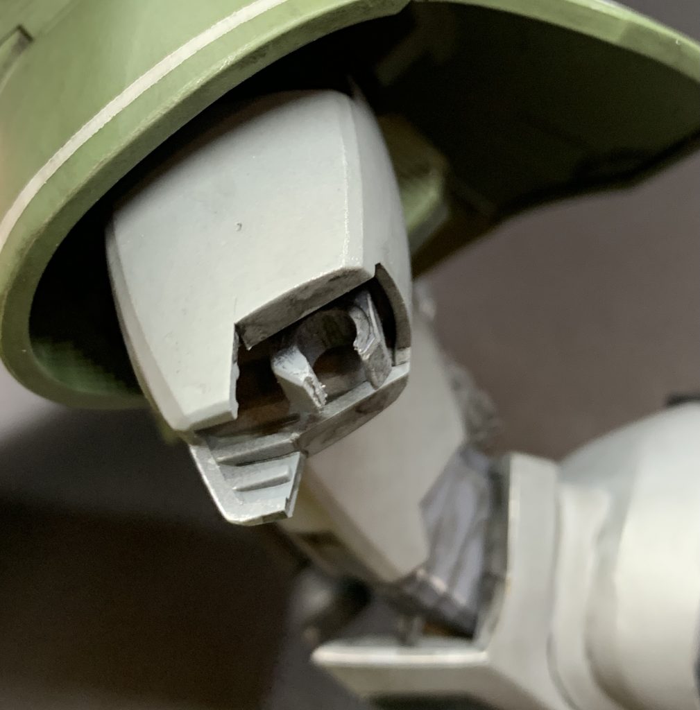 脚部は腿とヒザ関節を繋ぐパーツを挟み込み→C形状に切り欠き後ハメ化し、腿の合わせ目を消しました。ヒザ関節は説明書通りスネパーツと挟み込みしスネパーツの合わせ目消し、塗装はマスキングで対応しました。