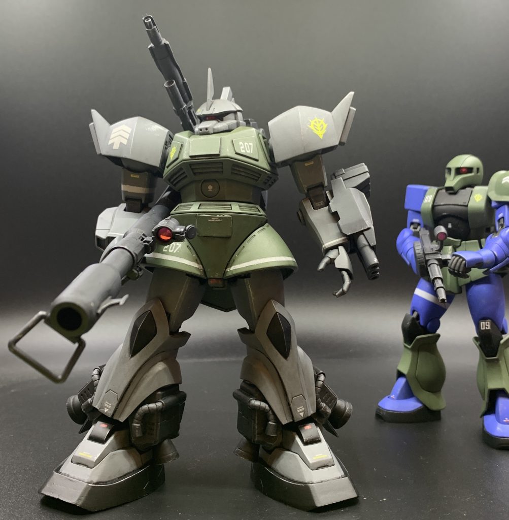 BR型は推進剤の消費が激しく、経戦能力は低かったという公式設定があります。なので本機は開戦時に最前線で暴れ回った後は、要塞内部の安全な補給地点を利用し易い外壁周辺の防衛に就いていた、という妄想です。初代劇場版の一幕にあるように、旧ザクと一緒に戦っていたかもしれないですね。もしくはガンダム戦記アバンタイトルの1シーンにあったように、その機動力を活かしてビグロ編隊と共に連邦軍の前線を強行突破し、一撃離脱の後方攪乱作戦に従事したと考えてもアツいですね。